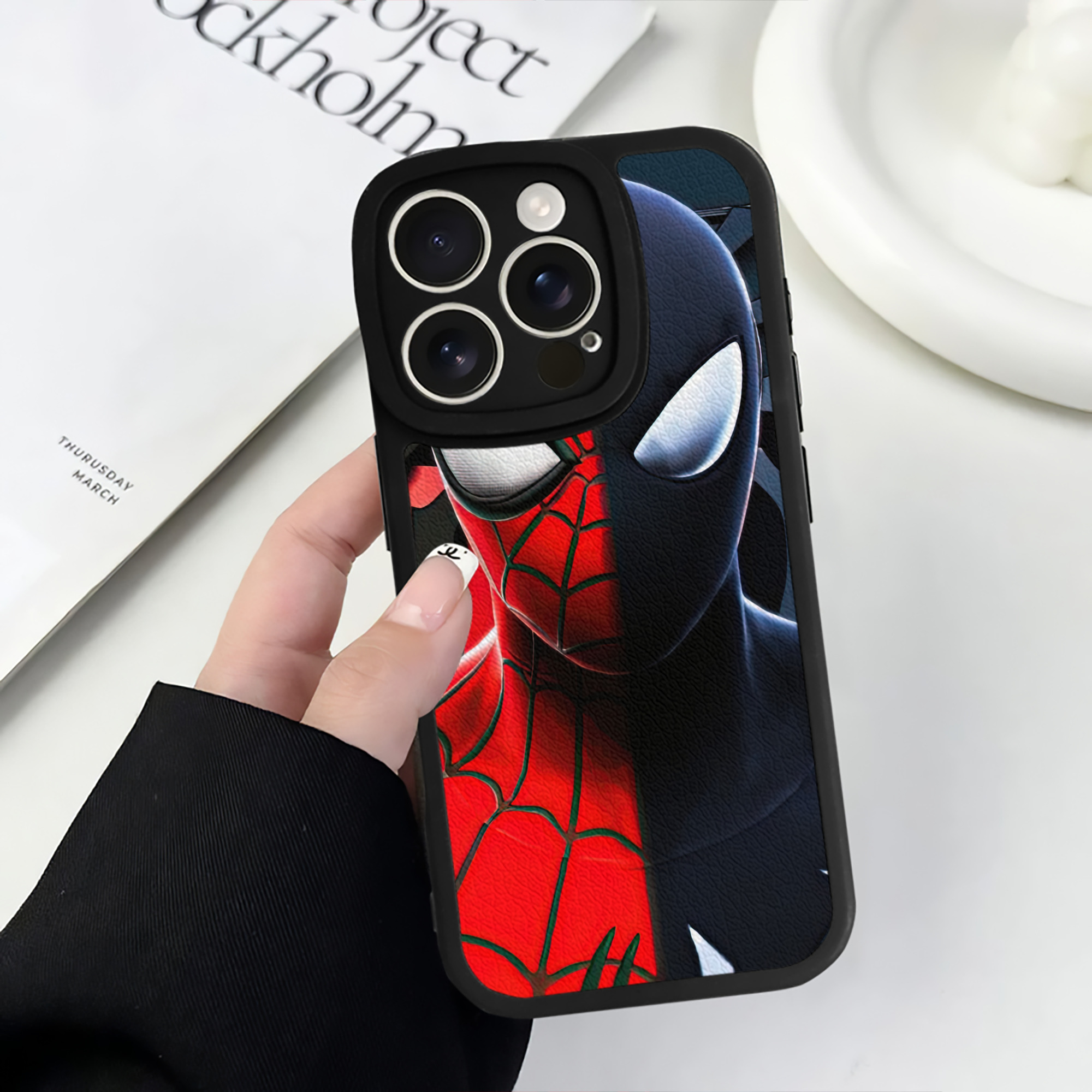 Spider Man スパイダーマン 【iPhone 16シリーズ対応】シリコンスマホケース（レザー調） 材質：シリコン